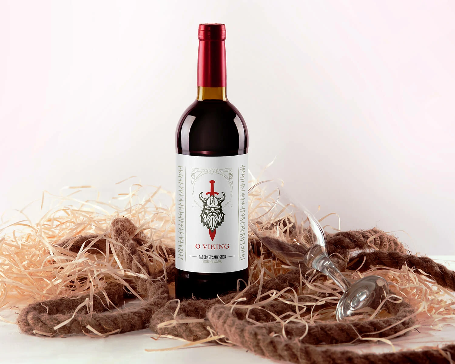 O Viking wine bottle lifestyle presentation